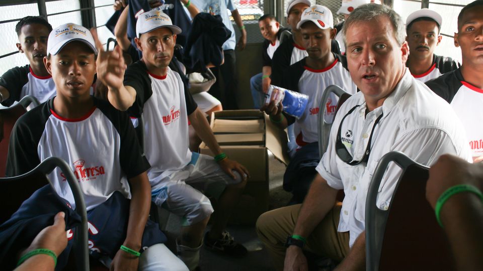 Alberto Vollmer (rechts) weiß, wie er mit den sozial Schwächeren umgehen muss. Er hat jahrelang in den Slums von Caracas gearbeitet.