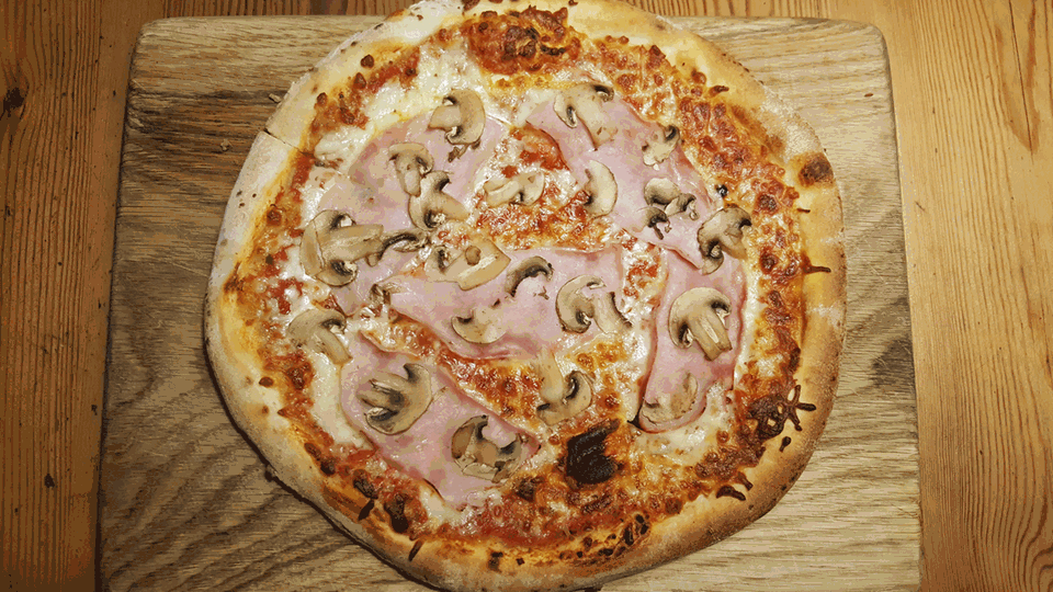 Start-up aus Bayern: So sieht die Schinken-Pilze-Pizza nach dem Backen aus. Der Teig ist schön kross und nicht zu dick. Die Tomatensauce schmeckt gut. Der Belag ist ausbaufähig. So sieht die Schinken-Pilze-Pizza nach dem Backen aus. Der Teig ist schön kross und nicht zu dick. Die Tomatensauce schmeckt gut. Der Belag ist ausbaufähig.