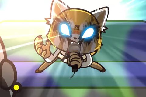 Die japanische Anime-Heldin Aggresutko steht auf der Bühne und singt in ein Mikrofon