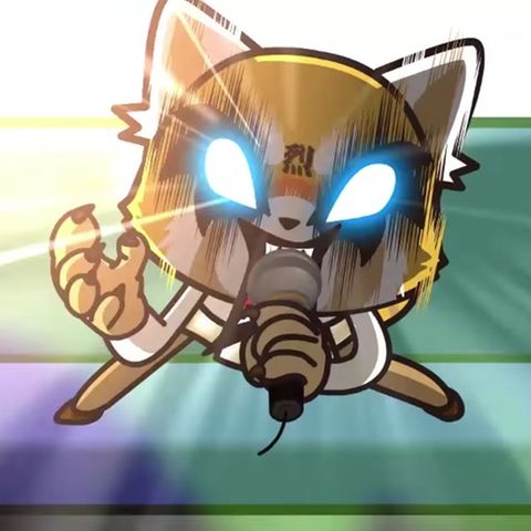 Die japanische Anime-Heldin Aggresutko steht auf der Bühne und singt in ein Mikrofon