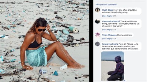 Eine Frau sitzt umgeben von Plastikmüll im Strandsand