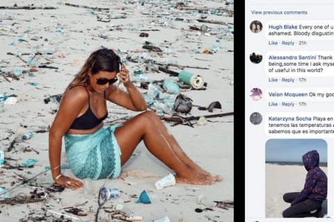 Eine Frau sitzt umgeben von Plastikmüll im Strandsand
