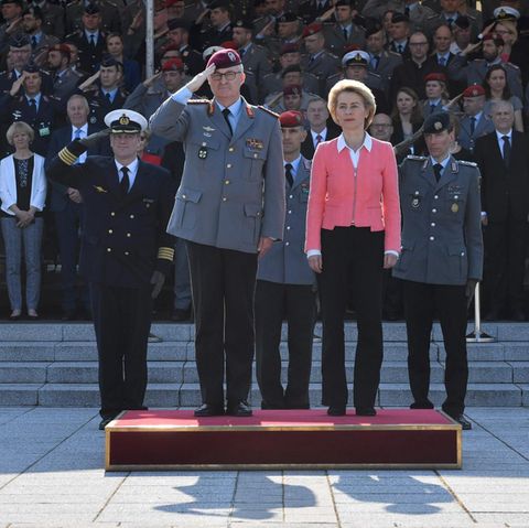 Verteidiungsministerin Ursula von der Leyen (r.) mit dem neuen Generalinspekteur der Bundeswehr, Generalleutnant Eberhard Zorn