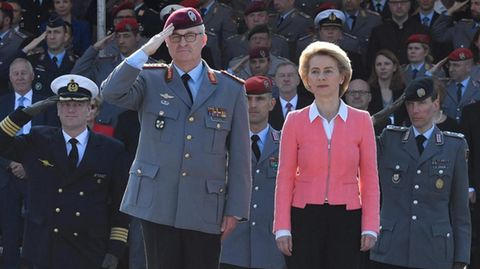 Verteidiungsministerin Ursula von der Leyen (r.) mit dem neuen Generalinspekteur der Bundeswehr, Generalleutnant Eberhard Zorn
