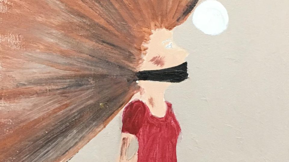 Der Mund mit einem schwarzen Tuch verbunden, die Haare stehen ab. Der Mund mit einem schwarzen Tuch verbunden, die Haare stehen ab.