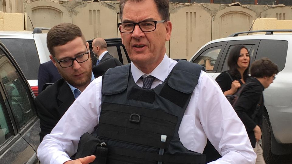 Entwicklungsminister Gerd Müller wird in Bagdad die Sicherheitsweste festgezurrt. Deutschland unterstützt das "women centre".
