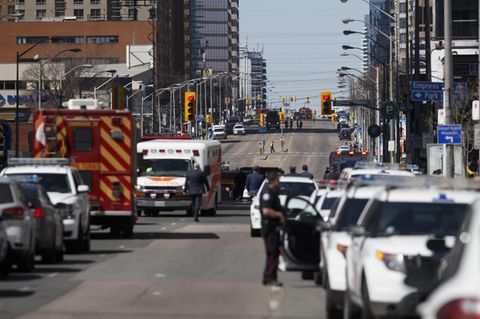 Polizei und Rettungskräfte an der Yonge St. und Finch Av. im Zentrum von Toronto