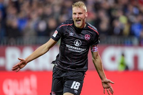 Nürnbergs Hanno Behrens feiert seinen Treffer gegen Kiel