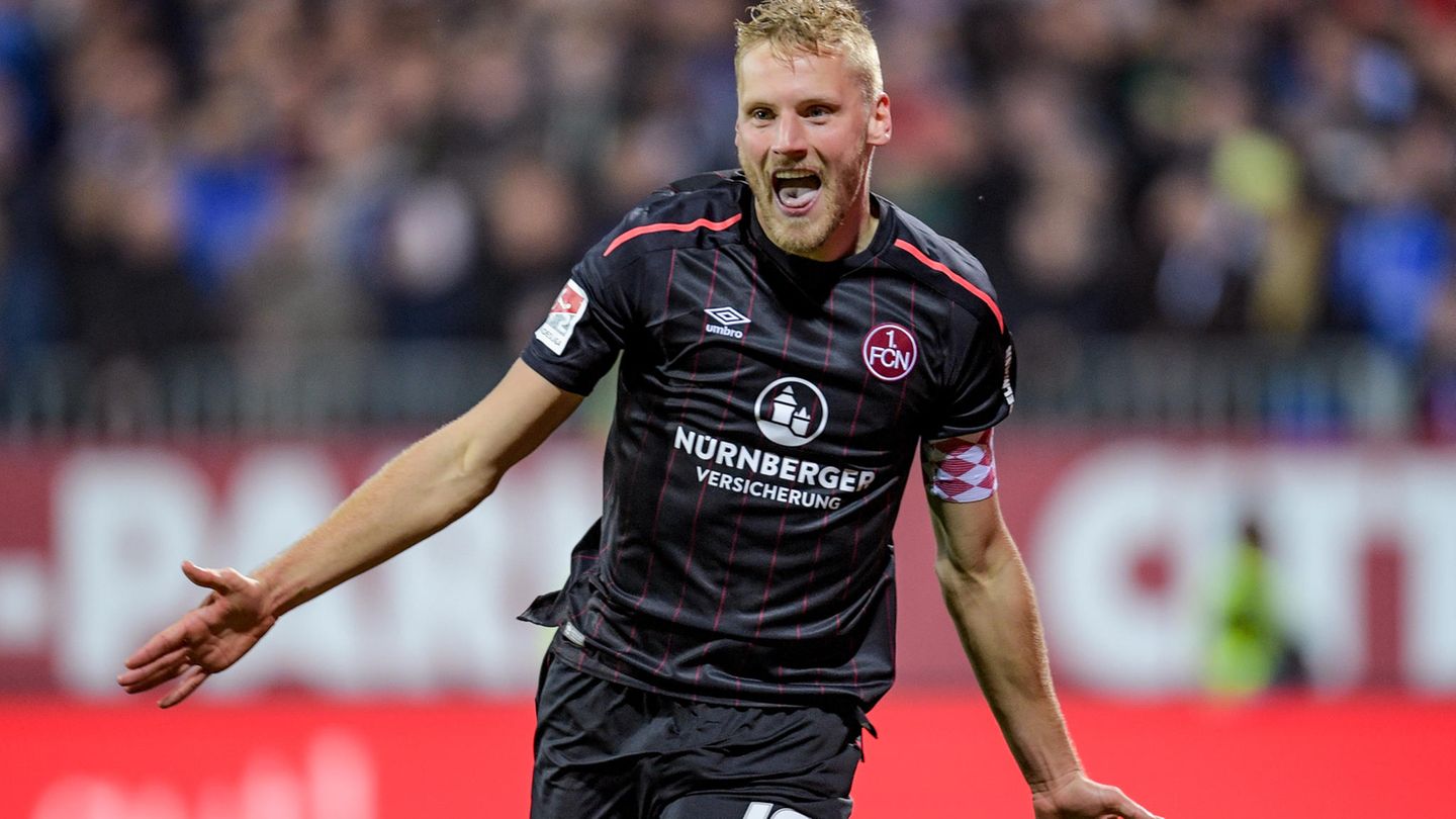 Nürnbergs Hanno Behrens feiert seinen Treffer gegen Kiel