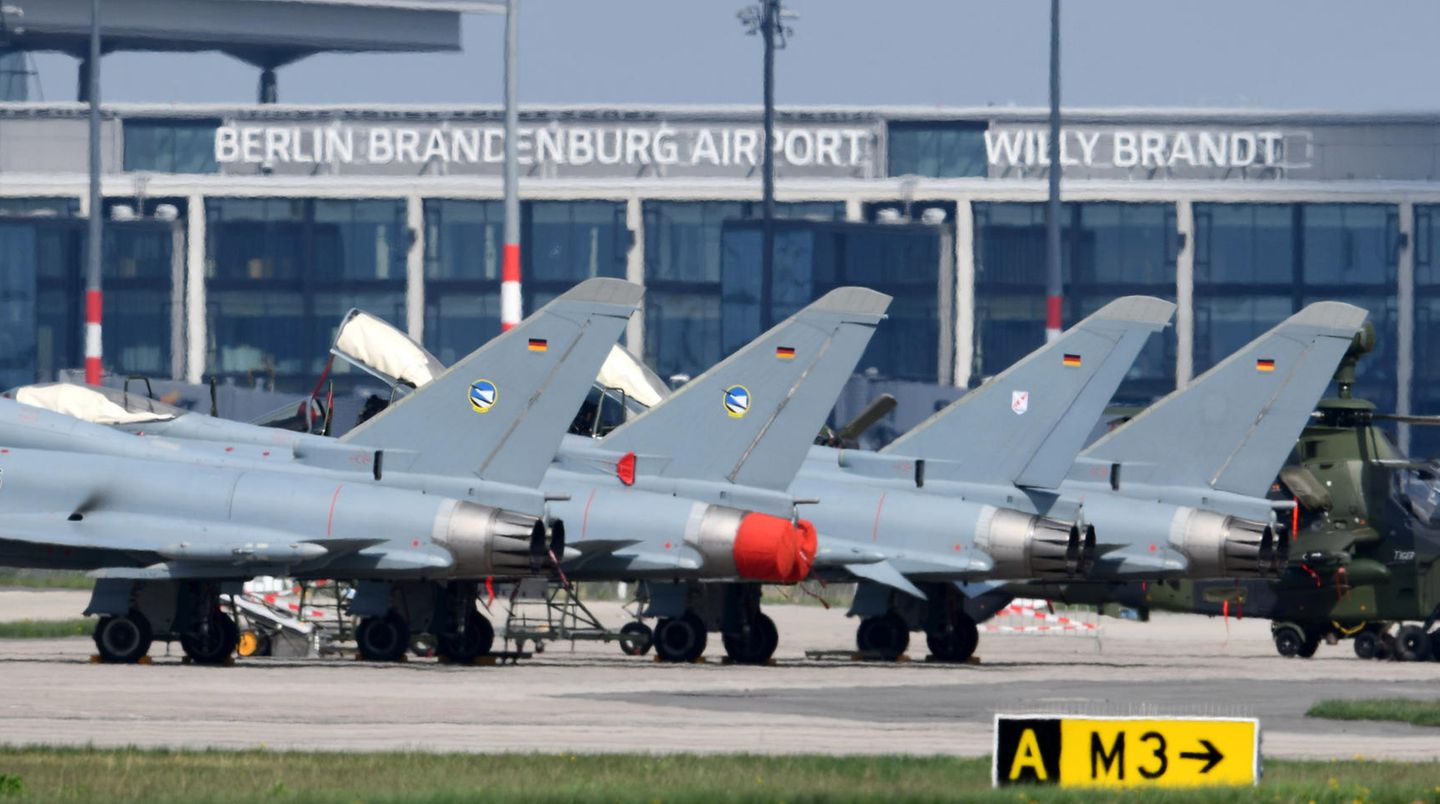 Eurofighter der Bundeswehr stehen am Flughafen in Berlin-Schönefeld