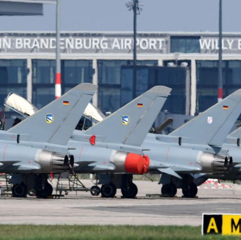 Eurofighter der Bundeswehr stehen am Flughafen in Berlin-Schönefeld