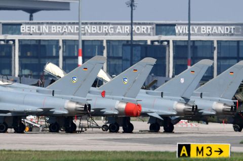 Eurofighter der Bundeswehr stehen am Flughafen in Berlin-Schönefeld