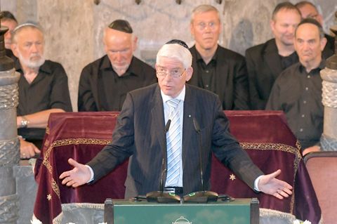 Josef Schuster in einer Synagoge