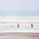"Ebbe am Hotelstrand. Ein immer wieder toller Anblick, der zu jeder Tageszeit andere Farbspiele präsentierte. Hier waren zwei junge Burschen auch während eines Regenschauers dabei Fische und Muränen in den zurückbleibenden Wassertümpeln zu jagen."