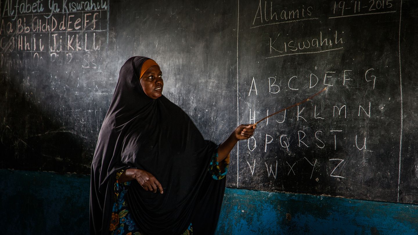 "In der Schule von Kizimkazi Beach Village, wir durften einige Minuten am Untericht teilnehmen.