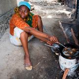 "Während an dem Fahrzeug, mit dem ich rumgefahren wurde, ein Ölwechsel durchgeführt wurde, führte mich der Fahrer durch die engen Gassen des Dorfes. Dabei trafen wir auch auf diese „Köchin“. Eine in meinen Augen spannende Kochstelle." 