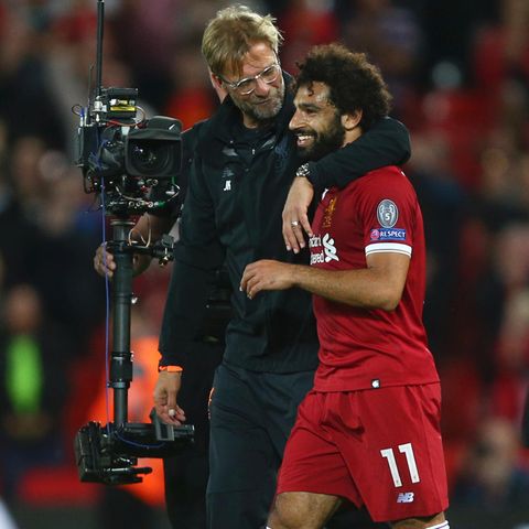 Jürgen Klopp umarmt seinen Spieler Mohamed Salah