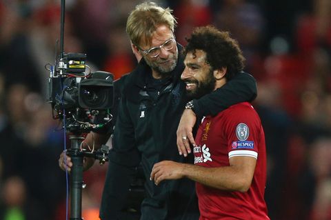 Jürgen Klopp umarmt seinen Spieler Mohamed Salah
