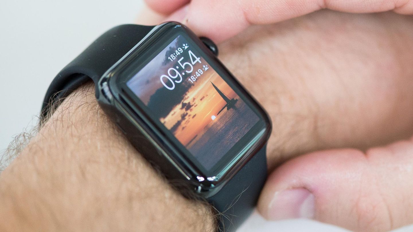 Ein Mann hat eine Smartwatch am Handgelenk