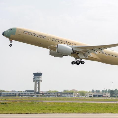 Hat den Jungfernflug absolviert: Der Airbus A350-900 ULR beim Start in Toulouse
