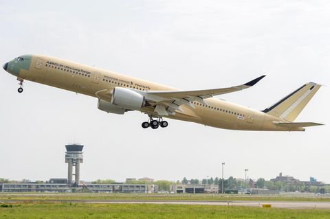 Hat den Jungfernflug absolviert: Der Airbus A350-900 ULR beim Start in Toulouse