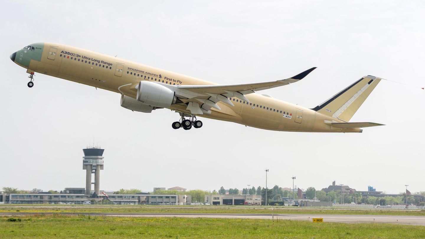 Hat den Jungfernflug absolviert: Der Airbus A350-900 ULR beim Start in Toulouse