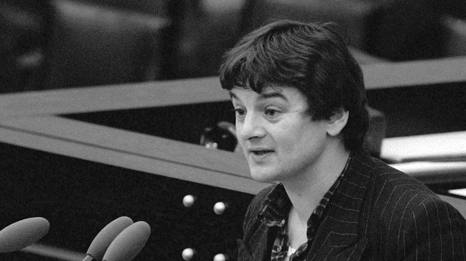 Früherer Außenminister: An Außenminister war damals noch nicht zu denken - aber die Zeit als Taxifahrer war schon passé: Der Grünen-Abgeordnete Joschka Fischer spricht 1984 bei einer Debatte im Parlament in Bonn. An Außenminister war damals noch nicht zu denken - aber die Zeit als Taxifahrer war schon passé: Der Grünen-Abgeordnete Joschka Fischer spricht 1984 bei einer Debatte im Parlament in Bonn.