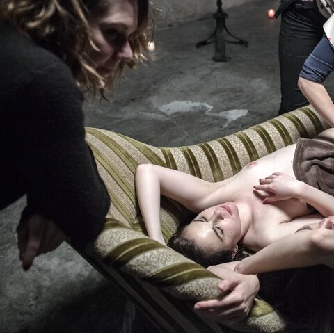 Kurz mal nachschminken: untenrum. Make-up Artist Laila pudert schnell nach, bevor der Dreh weitergeht.