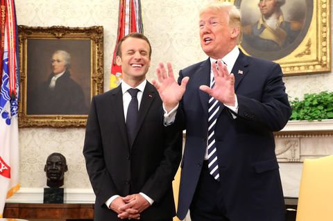 Emmanuel Macron (l.) und Donald Trump im Oval Office im Weißen Haus in Washington