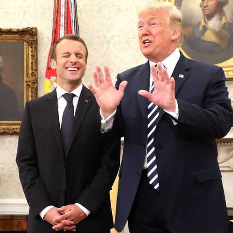 Emmanuel Macron (l.) und Donald Trump im Oval Office im Weißen Haus in Washington