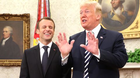 Emmanuel Macron (l.) und Donald Trump im Oval Office im Weißen Haus in Washington