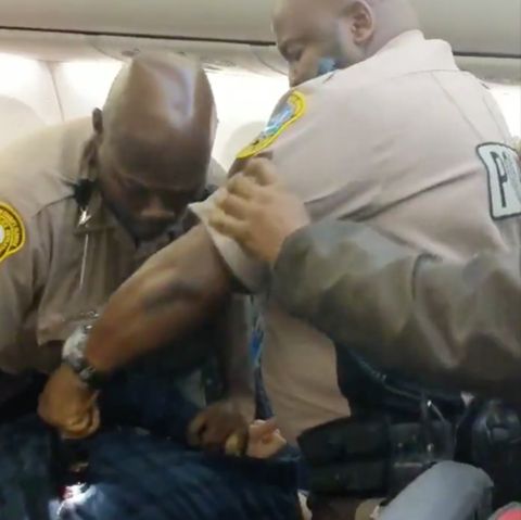 US-Flug: Taser im Dauereinsatz: Polizei holt widerspenstigen Mann aus Flugzeug