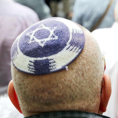 Ein Jude trägt eine Kippa mit einem aufgenähten Davidsstern