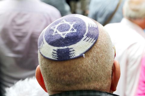 Ein Jude trägt eine Kippa mit einem aufgenähten Davidsstern