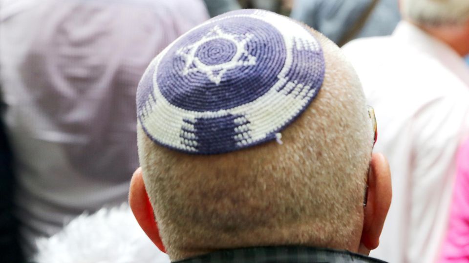 Ein Jude trägt eine Kippa mit einem aufgenähten Davidsstern