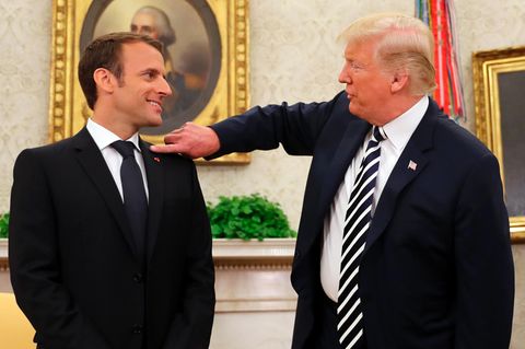 Eine kleine Geste, die wohl Intimität ausdrücken soll: Emmanuel Macron (l.) und Donald Trump zelebrieren ihre Männerfreundschaft