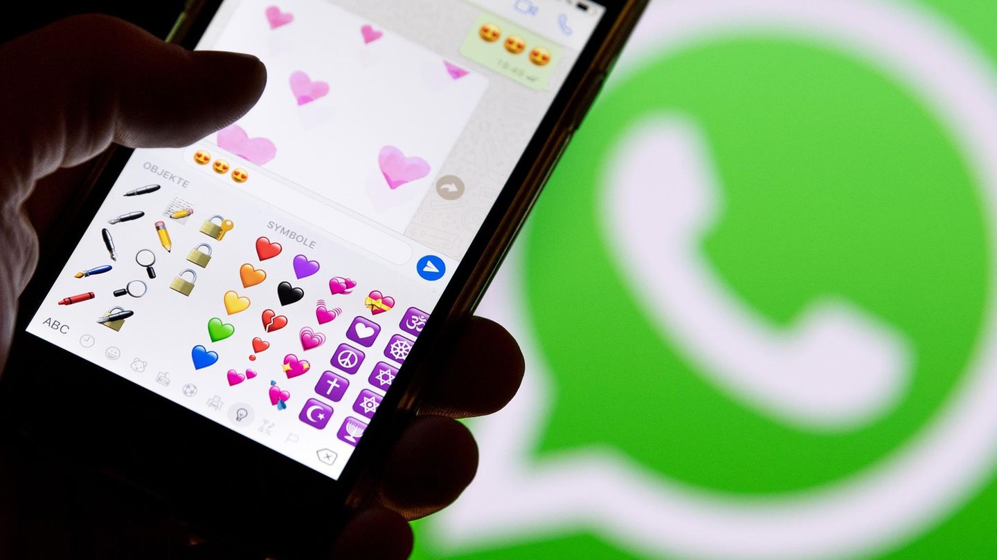 Smartphone vor dem WhatsApp-Logo