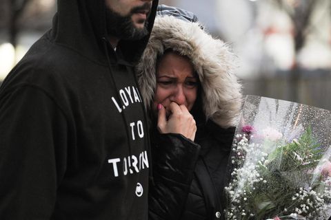 War der Todesfahrer aus Toronto von Frauenhass getrieben? Eine Frau trauert an der Unglücksstelle im Arm ihres Begleiters.