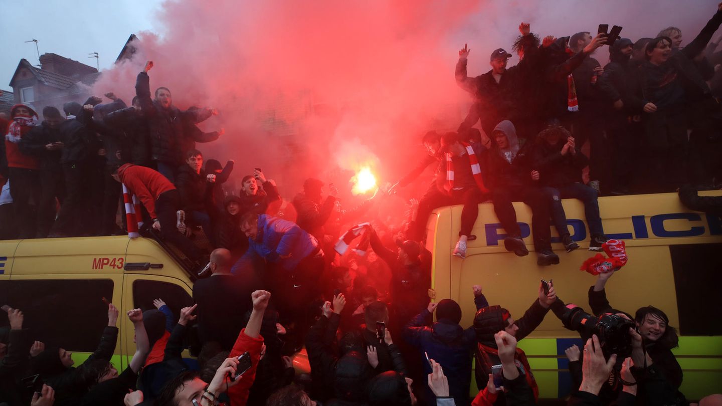 Polizeiwagen werden erklettert, Bengalos leuchten: Randale am Rand des Spiels Liverpool gegen AS Rom