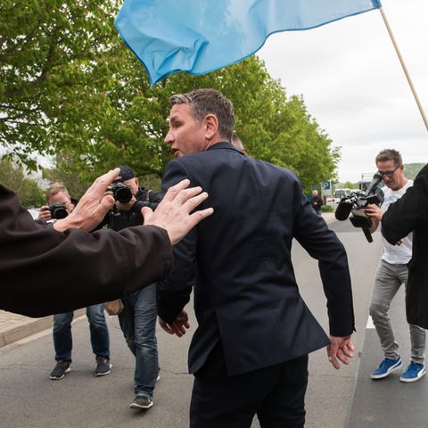 AfD-Chef Björn Höcke bei Opel-Beschäftigten unerwünscht - von Kundgebung abgedrängt