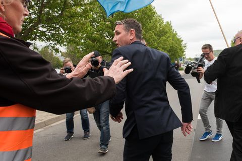 AfD-Chef Björn Höcke bei Opel-Beschäftigten unerwünscht - von Kundgebung abgedrängt