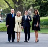 Zunächst zum offiziellen Teil: Ankunft am Weißen Haus. Donald rückt Brigitte Macron auf die Pelle, während sich Melania Trump (r.) noch größer macht, als sie ohnehin schon ist (1,80 Meter). Vielleicht sind aber auch nur die Absätze ihrer Louboutins zu kurz