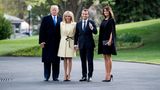 Zunächst zum offiziellen Teil: Ankunft am Weißen Haus. Donald rückt Brigitte Macron auf die Pelle, während sich Melania Trump (r.) noch größer macht, als sie ohnehin schon ist (1,80 Meter). Vielleicht sind aber auch nur die Absätze ihrer Louboutins zu kurz