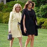 Stilvoller Auftakt für den dreitägigen Staatsbesuch des französischen Präsidenten Emmanuel Macron bei seinem amerikanischen Amtskollegen Donald Trump. First Lady Melania Trump (r.) trug beim ersten Treffen mit Première Dame Brigitte Macron ein schwarzes Cape des französischen Labels Givenchy. Stolzer Preis des Designerstückes: fast 2800 Dollar. Dazu kombinierte Trump ein schwarzes Kleid von Dolce & Gabbana, hochhackige Pumps von Christian Louboutin und eine Clutch von Dior. Brigitte Macron setzte hingegen auf den Trend Pastell. Ihr hellgelbes Ensemble und die originelle Tasche stammen von Louis Vuitton, dem Lieblings-Label der 65-Jährigen.