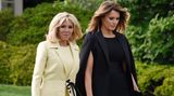 Stilvoller Auftakt für den dreitägigen Staatsbesuch des französischen Präsidenten Emmanuel Macron bei seinem amerikanischen Amtskollegen Donald Trump. First Lady Melania Trump (r.) trug beim ersten Treffen mit Première Dame Brigitte Macron ein schwarzes Cape des französischen Labels Givenchy. Stolzer Preis des Designerstückes: fast 2800 Dollar. Dazu kombinierte Trump ein schwarzes Kleid von Dolce & Gabbana, hochhackige Pumps von Christian Louboutin und eine Clutch von Dior. Brigitte Macron setzte hingegen auf den Trend Pastell. Ihr hellgelbes Ensemble und die originelle Tasche stammen von Louis Vuitton, dem Lieblings-Label der 65-Jährigen.