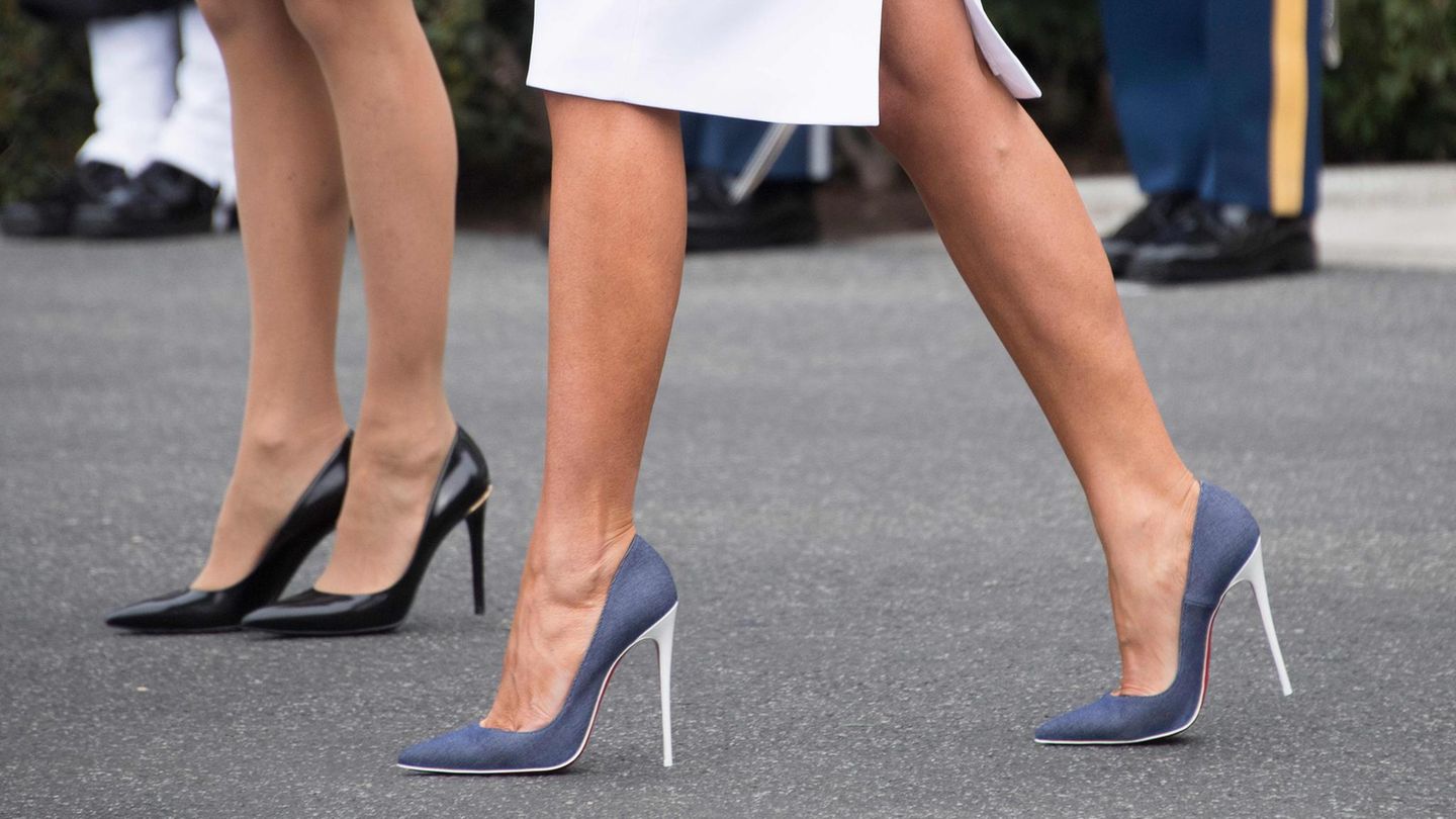 Wer hat die Höchsten? Brigitte Macron (l.) und Melanie Trump stöckelten auf schwindelerregend hohen Pumps zum Weißen Haus. Die Frauen trennt ein Größenunterschied von gut zwölf Zentimetern.
