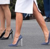 Wer hat die Höchsten? Brigitte Macron (l.) und Melanie Trump stöckelten auf schwindelerregend hohen Pumps zum Weißen Haus. Die Frauen trennt ein Größenunterschied von gut zwölf Zentimetern.