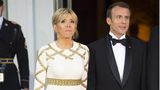 Brigitte Macron blieb beim Altbewährten: Die Première Dame Frankreichs kleidete sich fürs Staatsbankett in eine weiß-goldene Robe von Louis Vuitton. Hingucker waren die goldenen Pumps, die unter dem langen Kleid hervorlugten.