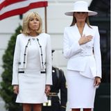 Es ist das erste Mal in seiner 14-monatigen Amtszeit, dass Donald Trump einen ausländischen Gast im Rahmen eines Staatsbesuchs empfängt. Beim offiziellen Empfang im Weißen Haus trugen sowohl Brigitte Macron als auch Melania Trump weiße Kostüme. Die Französin Macron wählte den Klassiker von Chanel, Trump erinnerte in ihrem Outfit an eine "Denver Clan"-Darstellerin. Ihr Zweiteiler stammt von Designer Michael Kors, den Hut entwarf Trumps persönlicher Stylist Hervé Pierre, ein gebürtiger Franzose. Die extravagante Kopfbedeckung der 47-Jährigen sorgte bei Twitter für reichlich Häme. Die einen sahen in Melania Trump eine billige Kopie von Beyoncé Knowles in deren "Formation"-Video, die anderen erinnerte die First Lady an Schauspieler Jude Law in seiner Rolle als junger Papst.