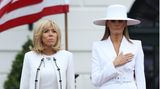 Es ist das erste Mal in seiner 14-monatigen Amtszeit, dass Donald Trump einen ausländischen Gast im Rahmen eines Staatsbesuchs empfängt. Beim offiziellen Empfang im Weißen Haus trugen sowohl Brigitte Macron als auch Melania Trump weiße Kostüme. Die Französin Macron wählte den Klassiker von Chanel, Trump erinnerte in ihrem Outfit an eine "Denver Clan"-Darstellerin. Ihr Zweiteiler stammt von Designer Michael Kors, den Hut entwarf Trumps persönlicher Stylist Hervé Pierre, ein gebürtiger Franzose. Die extravagante Kopfbedeckung der 47-Jährigen sorgte bei Twitter für reichlich Häme. Die einen sahen in Melania Trump eine billige Kopie von Beyoncé Knowles in deren "Formation"-Video, die anderen erinnerte die First Lady an Schauspieler Jude Law in seiner Rolle als junger Papst.